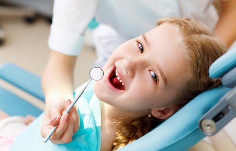 Dětská ortodoncie; Ortodoncie pro děti a dospívající pomáhá už s předstihem řešit počínající vady skusu, nepravidelnosti chrupu a předcházet tak v budoucnu obtížněji řešitelným vadám na kráse i funkčnosti zubů. Investujte do hezkého úsměvu a sebevědomí vašich dětí!