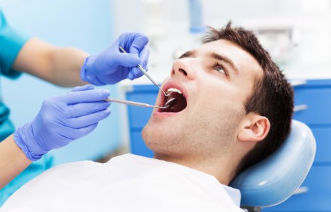 Dentální hygiena; Krásné a zdravé zuby potřebují pravidelnou péči, objednejte se k naší dentální hygienistce! Dentální hygiena, odborná instruktáž k péči o zuby, odstraňování zubního kamene, flouridace, odstraňování pigmentací metodou AIR-FLOW.